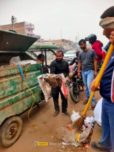 कस्बे की सफाई करते सफाईकर्मी